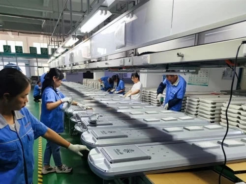 300 Pcs 140W Self Cleaning Solar Street Light Shipped To Oman